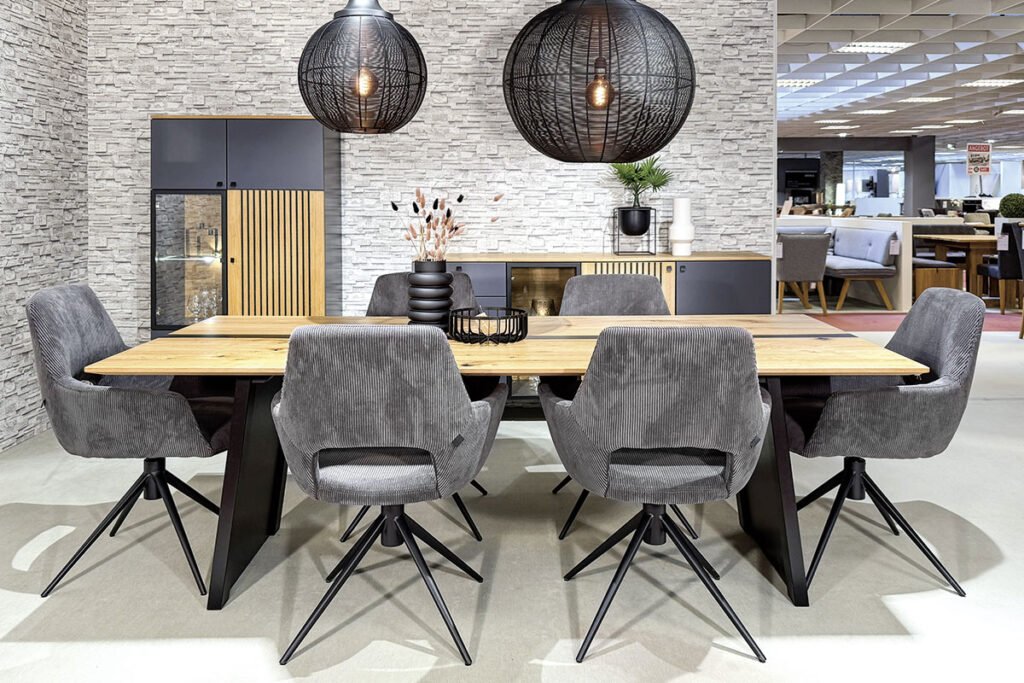 Essgruppe, Charaktereiche massiv/Lack Schwarz/Epoxidharz, Bezug Cord Anthrazit, bestehend aus Esstisch und sechs Sesseln, inklusive Dreh- und Rückholfunktion