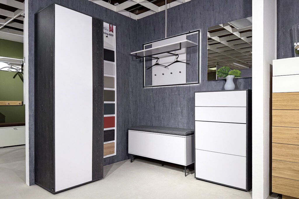 Garderobenkombination, Eiche flamed Wood/Quarzgrau, bestehend aus Kleiderschrank, Bank, Paneel, Schuhschrank und Spiegel, inklusive Sitzkissen