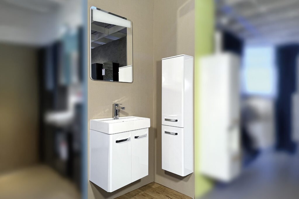 Badkombination, Weiß Hochglanz/Glanz, bestehend aus Mineralmamorwaschtisch, Waschtischunterschrank, Flächenspiegel und Midischrank, inklusive Mischer