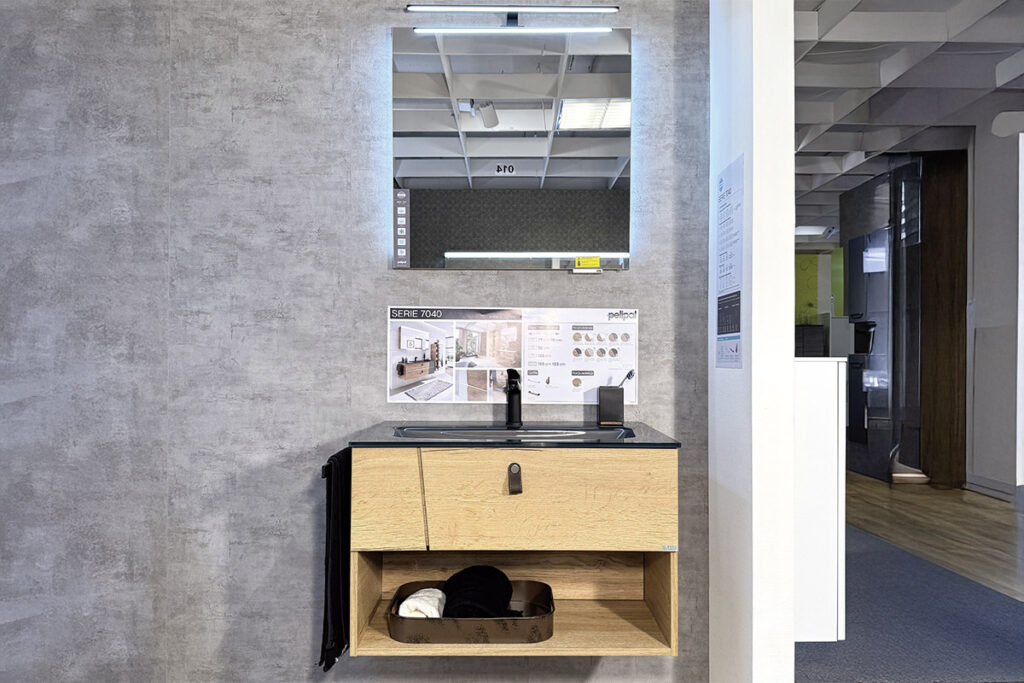 Badkombination, Halifax Eiche Nachbildung, bestehend aus Glaswaschtisch, Clou-Ablaufsystem, Waschtischunterschrank und Flächenspiegel, inklusive Mischer und Zubehör