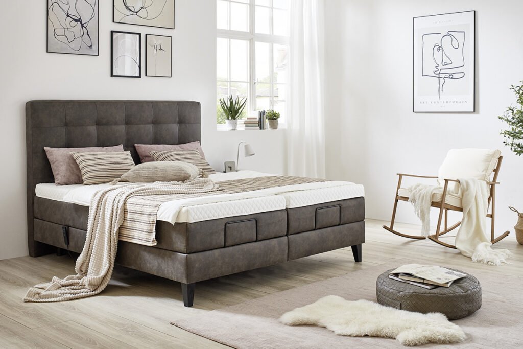 Boxspringbett in braun in einem Zimmer dekoriert