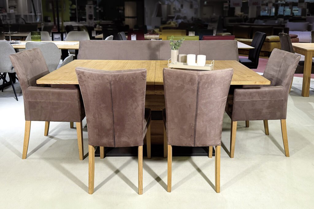 Essgruppe, Wildeiche, Bezug Mikrofaser Schlamm, bestehend aus Ausziehtisch, Bank, 2 Armlehnstühlen und 2 Stühlen