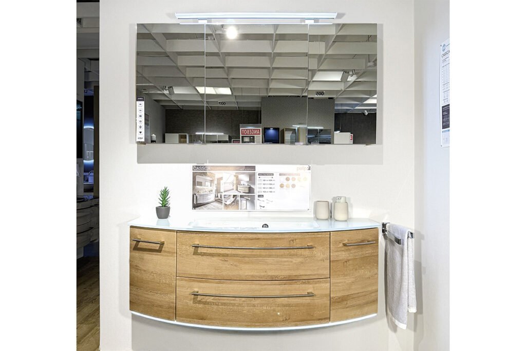 Badkombination, Eiche quer, bestehend aus Glaswaschtisch, Waschtischunterschrank und Spiegelschrank, inklusive Zubehör