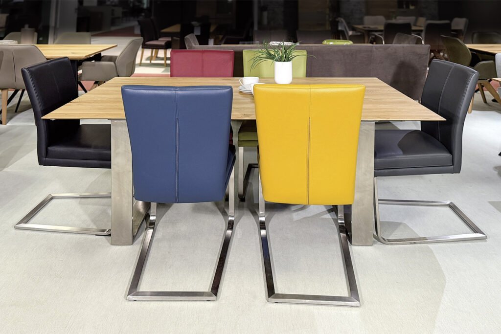 Essgruppe, Eiche massiv/Edelstahl, Bezug Leder Napoli, verschiedene Farben bestehend aus Esstisch und sechs Schwingstühlen