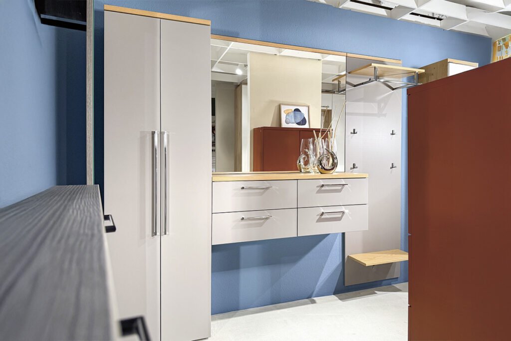 Garderobenkombination, Lack Graubeige/Wildeiche Bianco, bestehend aus Schrank, Hängeschrank, Spiegel und Paneel