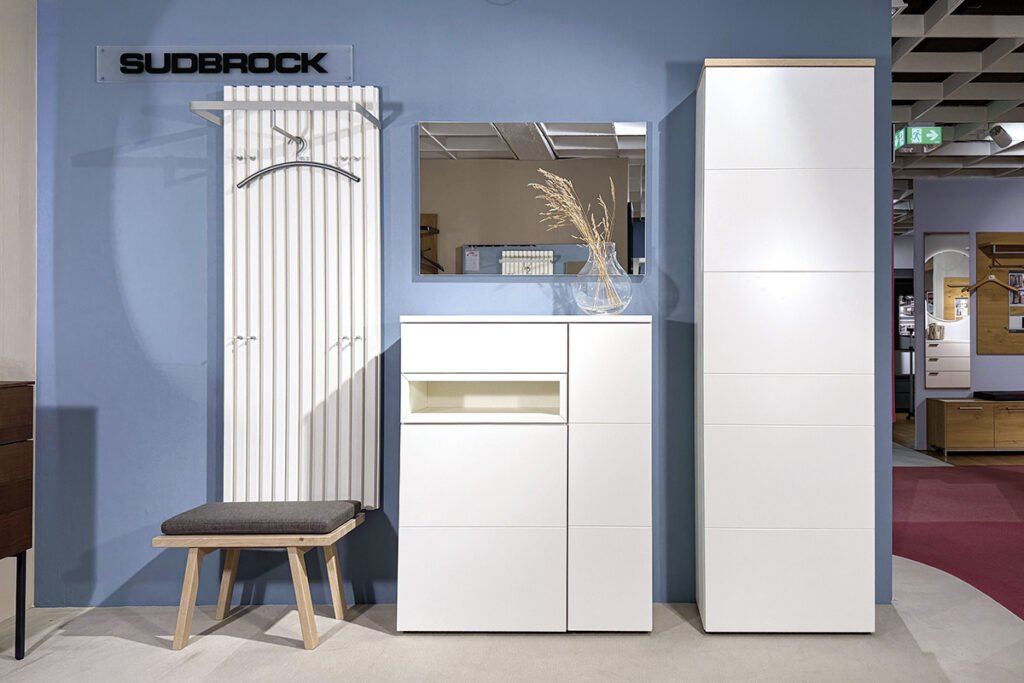 Garderobenkombination, Melamin Weiß, Eichemilkastig, bestehend aus Hocker, Paneel, Kommode, Spiegel und Schuhschrank, inklusive Sitzkissen