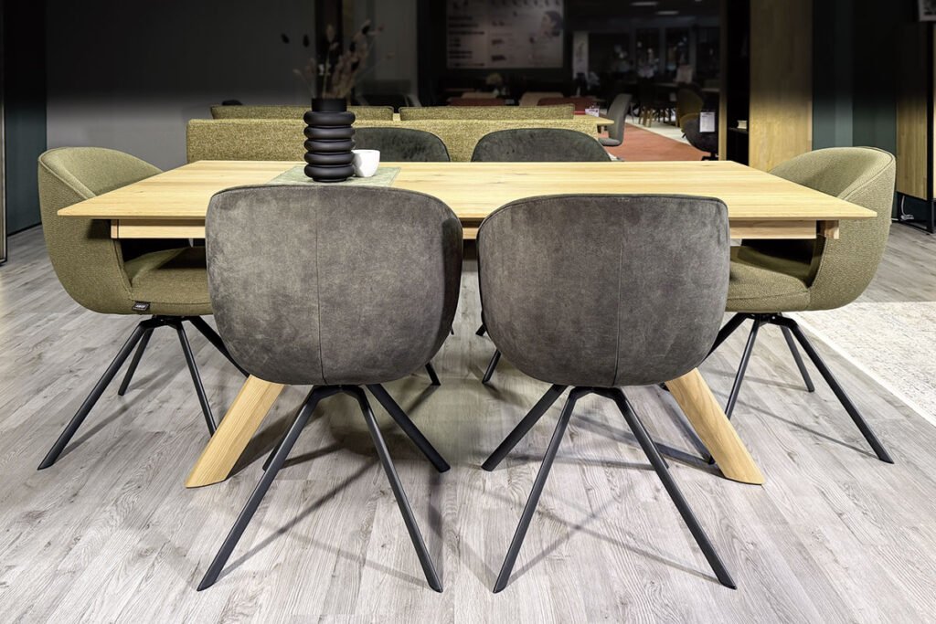 Essgruppe, Wildeiche hell, Metall Anthrazit, Bezug Dubai Grün/Bezug Strukturstoff Dallas Grün, bestehend aus Ausziehtisch, vier Stühlen und zwei Stühlen, inklusive Drehfunktion