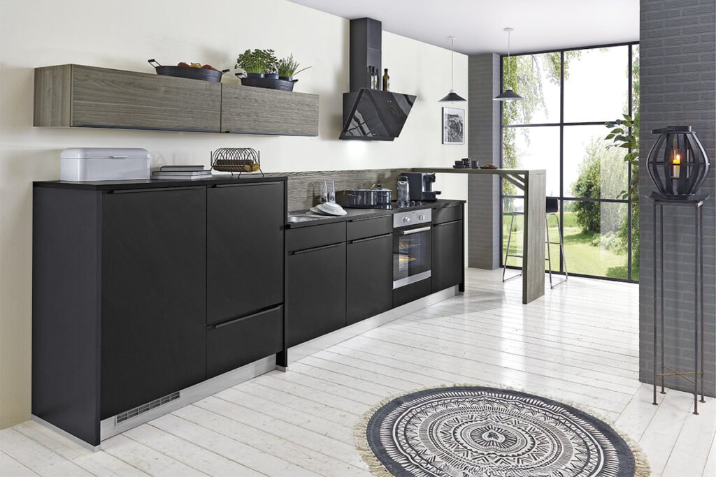 Front Lacklaminat Schwarz matt, Nischenverkleidung und Arbeitsplatte Eiche Grau Nachbildung. Mit Elektrogeräten und Einbauspüle, ohne Deko