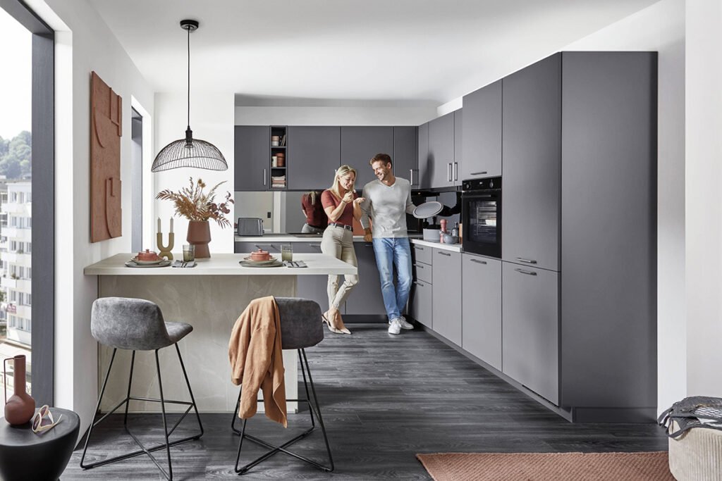 Front Lack Schiefergrau Premium matt mit Anti- Fingerprint-Beschichtung, Korpus Schiefergrau, Arbeitsplatten und Insel in Marmor Caspian Nachbildung, Spiegelnische Schiefergrau. Mit Elektrogeräten und Einbauspüle, ohne Deko