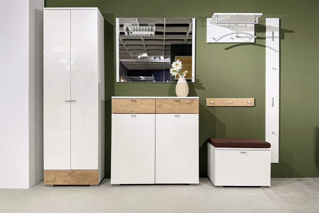 Garderobenkombination, Front Hochglanz Weiß, Korpus Weißmatt, Absetzung Wildeiche, bestehend aus Kleiderschrank, Mehrzweckschrank, Spiegel, Bank, Hakenleiste, Garderobenpaneel und Paneel, inklusive Sitzkissen