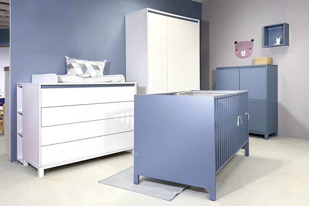 Babyzimmer, Mattblau/Kreideweiß, bestehend aus Wickelkommode, inklusive Wickelaufsatz und Stellregal, Kleiderschrank, Highboard, Wandbox und Bett