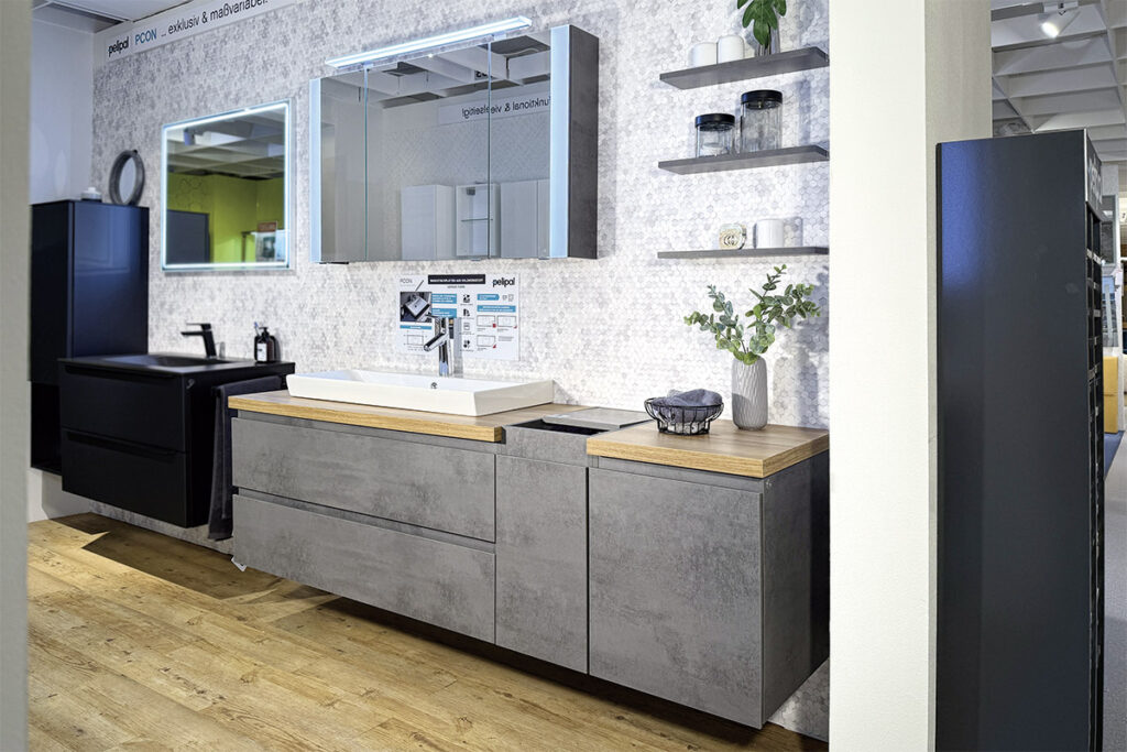 Badkombination, Oxid Dunkelgrau quer, Waschplatte Riviera Eiche Nachbildung, bestehend aus Keramikwaschtisch, Waschtischunterschrank, zwei Unterschränken, Spiegelschrank und drei Ablageboards, inklusive Mischer und Zubehör