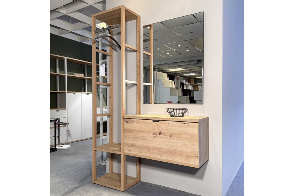 Garderobenkombination, Asteiche Nachbildung, bestehend aus Sprossengarderobe, Hängeschrank und Spiegel