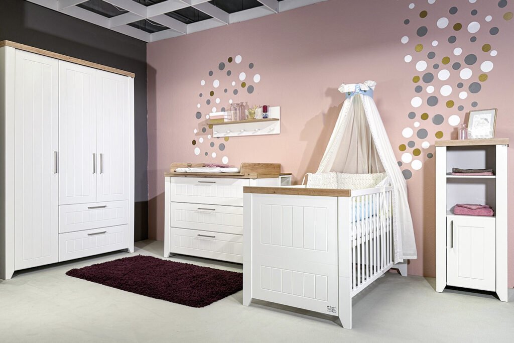 Babyzimmer, Weiß/Eiche, bestehend aus Kleiderschrank, Wickelkommode, inklusive Wickelansatz, Wandboard, Bett und Kommode, inklusive Zubehör