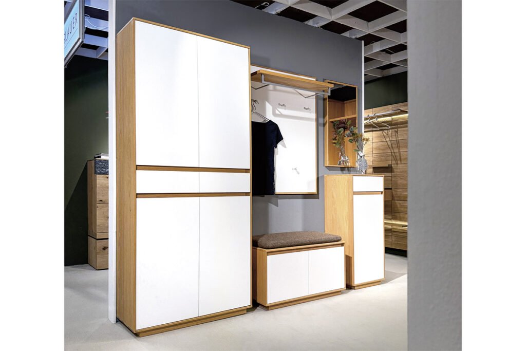 Garderobenkombination, Eiche/Lack Weiß, bestehend aus zwei Mehrzweckschränken, Bank, Paneel und Spiegel, inklusive Sitzkissen