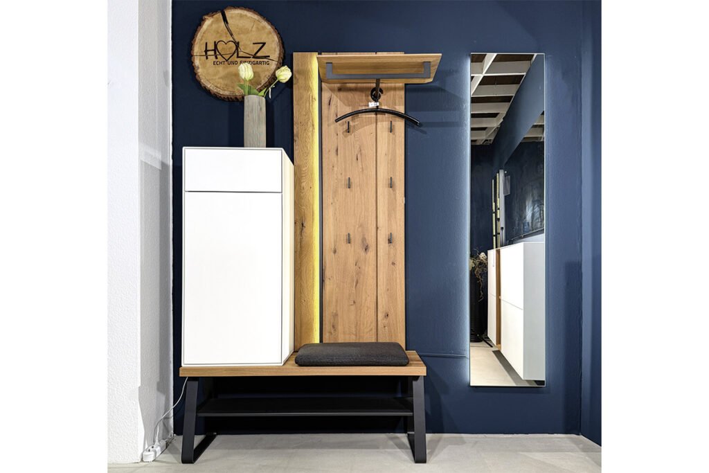 Garderobenkombination, Kerneiche Umato/Lack Weiß, bestehend aus Stauraumschrank, Bank, Wandgarderobe und Spiegel, inklusive Sitzkissen und Zubehör