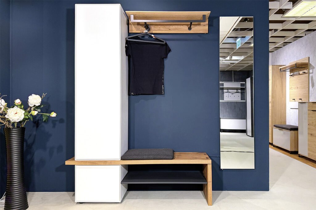 Garderobenkombination, Kerneiche Umato/Lack Weiß, bestehend aus Stauraumschrank, Bank, Wandgarderobe und Spiegel, inklusive Sitzkissen und Zubehör