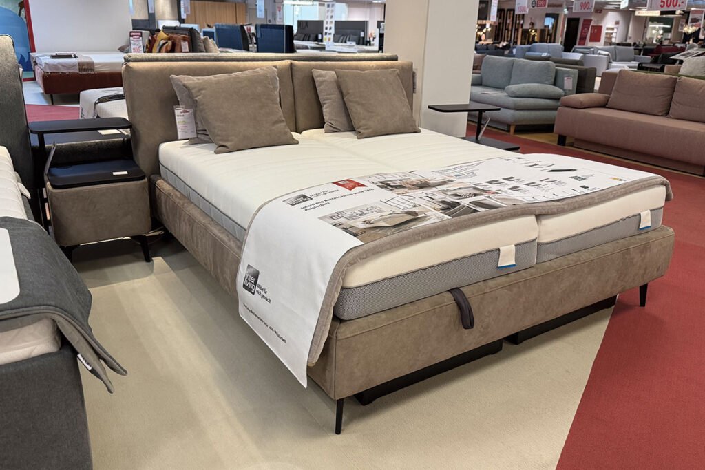 Polsterbett, Stoff Graubeige mit 2 Nachtkonsolen