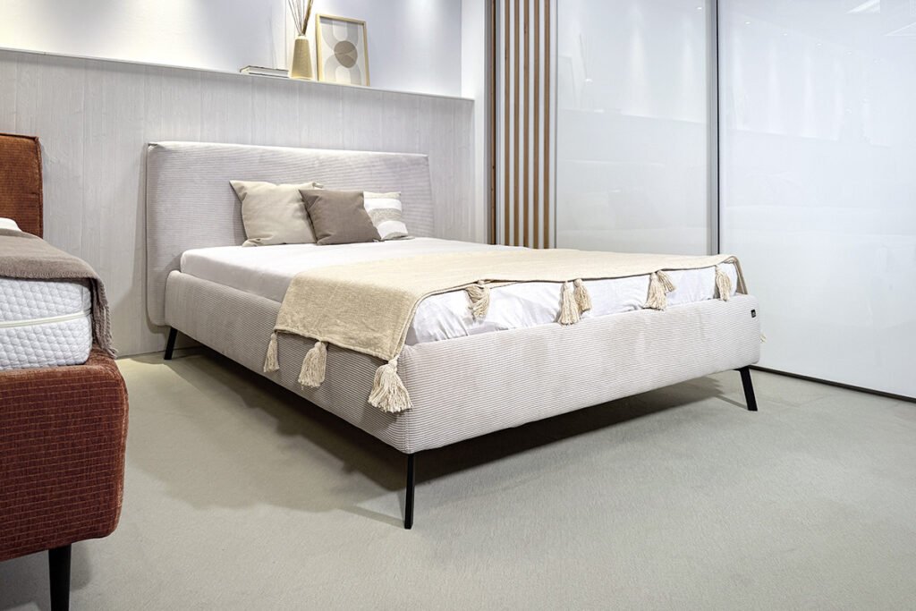 Polsterbett in Cord Silber