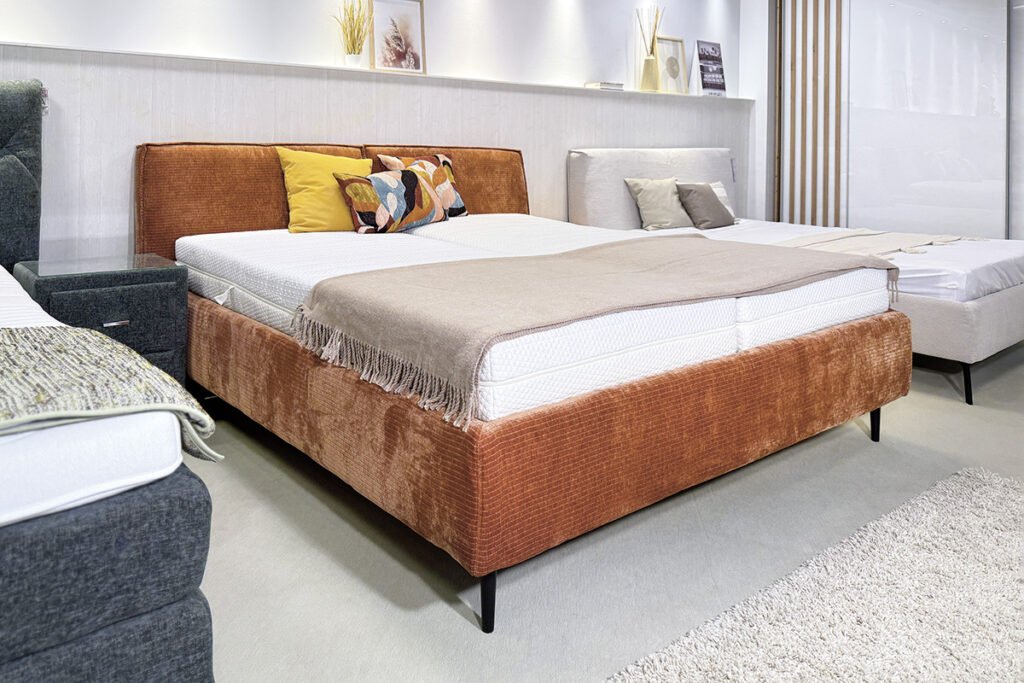 Polsterbett in der Farbe Rusty