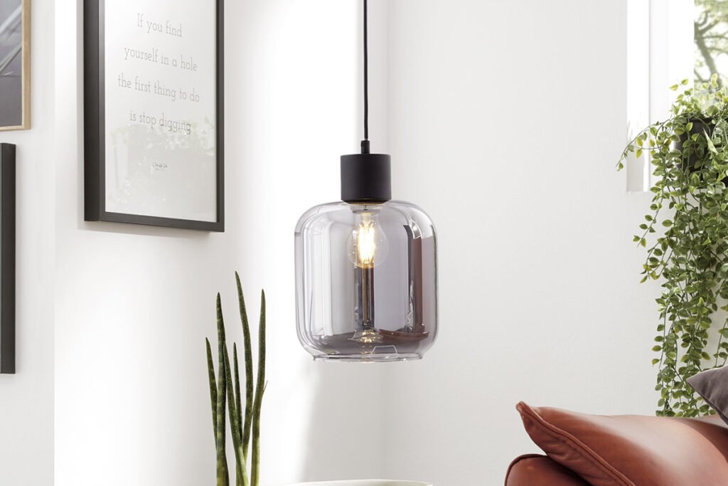 Pendelleuchte mit rauchgrauer Glaskugel und schwarzer Fassung