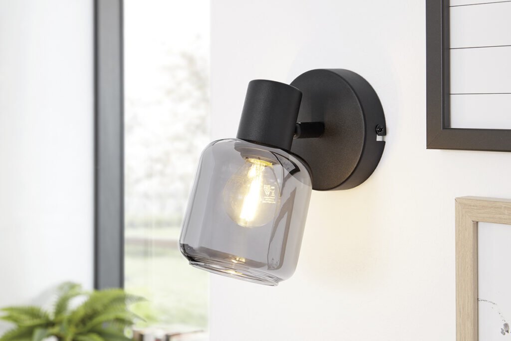 Wandleuchte mit schwarzem Metallgehäuse und rauchgrauem Glas-Schirm