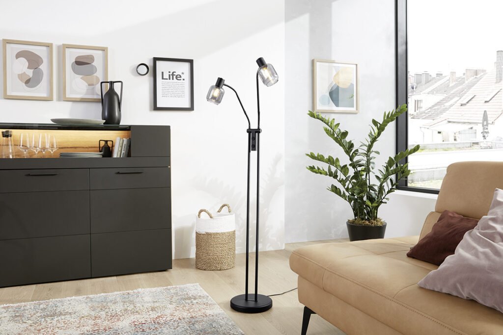 Stehleuchte mit schwarzem Metallgestell und zwei rauchgrauen Glas-Schirmen