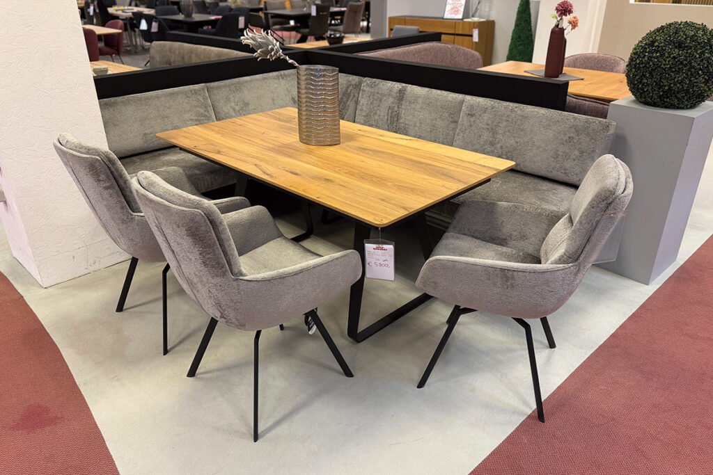 Essgruppe Eiche rustiko/Metall Anthrazit Stoff Grau, bestehend aus Esstisch, Bank und 3 Drehstühlen.