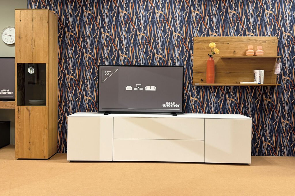 Wohnkombination Lack Alpinweiß/Wildeiche, bestehend aus Vitrine, Lowboard und Wandboard