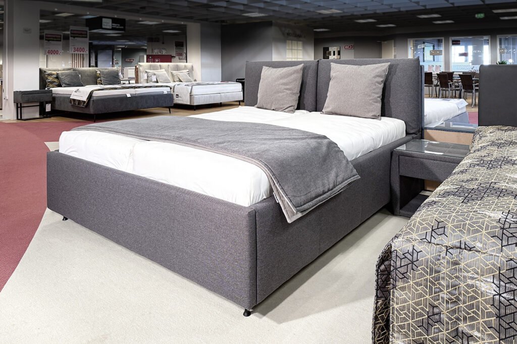 Boxspringbett in Grau inkl. Kissen und Plaid