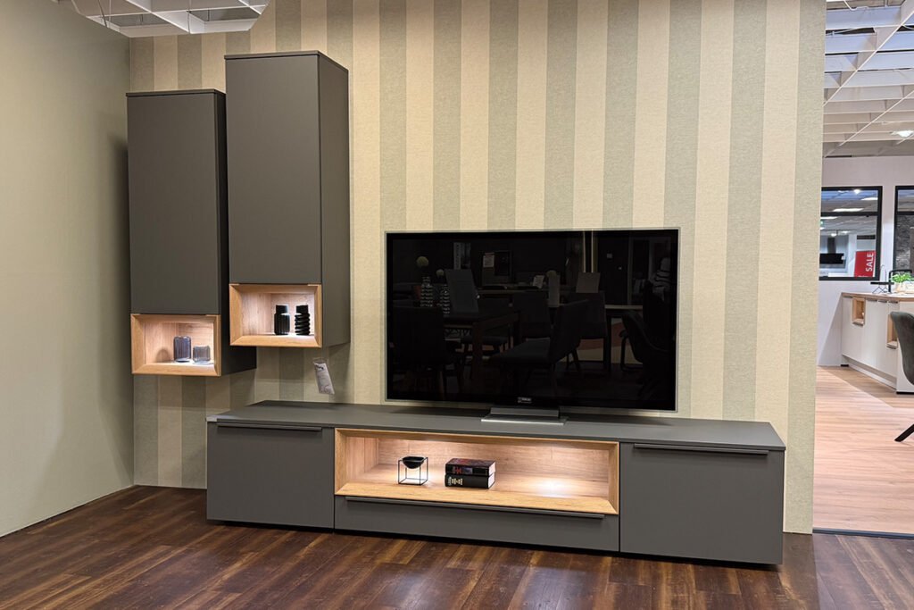 Wohnkombination Schiefergrau/Wildeiche, bestehend aus Lowboard und 2 Hängeelementen