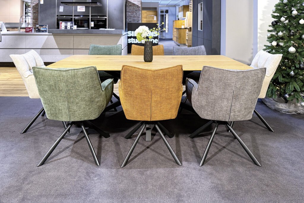 Essgruppe best. aus Esstisch und 8 Stühlen