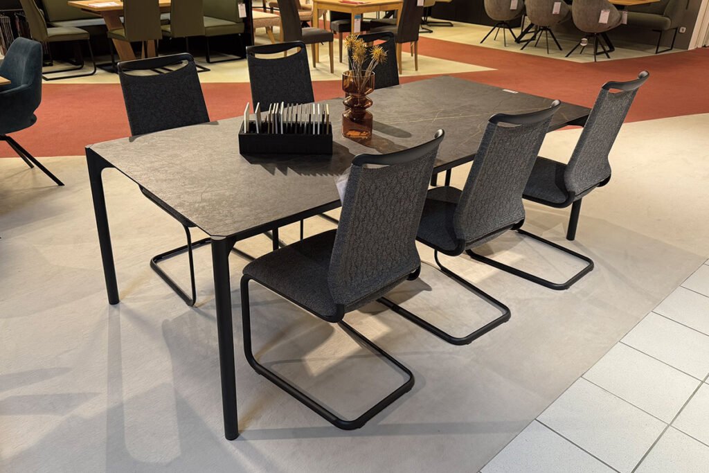 Speisegruppe, Dekton Laurent/Metall Anthrazit matt, Stoff Anthrazit, bestehend aus Esstisch und 6 Stühlen.