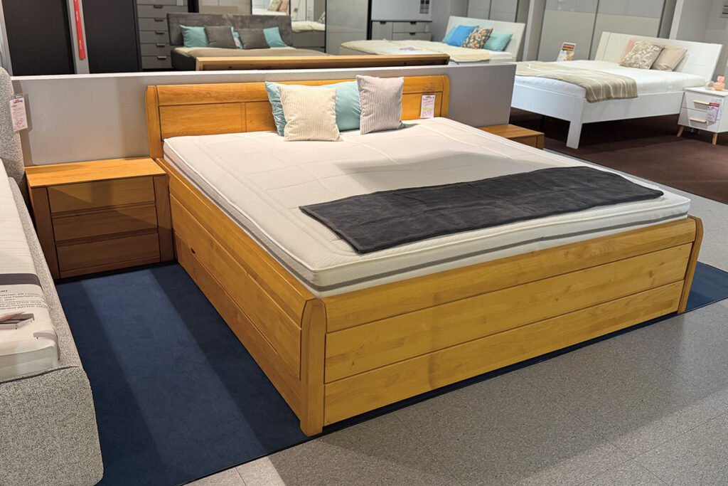 Bettanlage, Erle massiv, mit 2 Nachtkonsolen