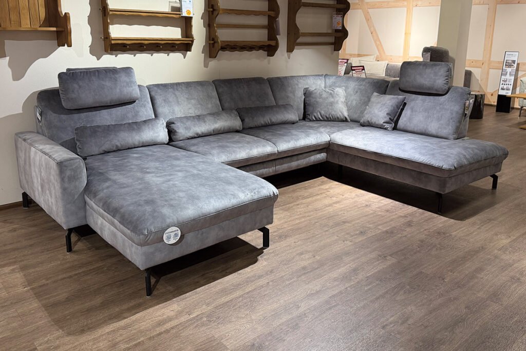 Wohnlandschaft, Stoff Grau, Füße Schwarz, mit zwei Kopfstützen, 3 Nierenkissen und 2 Dekokissen