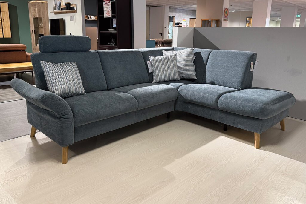 Eckkombination, Stoff Blau, Füße Holz mit Kopfstütze und Kissen.