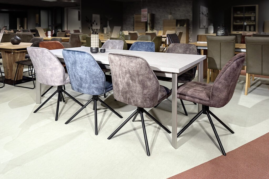 Essgruppe best. aus Esstisch und 8 Stühlen