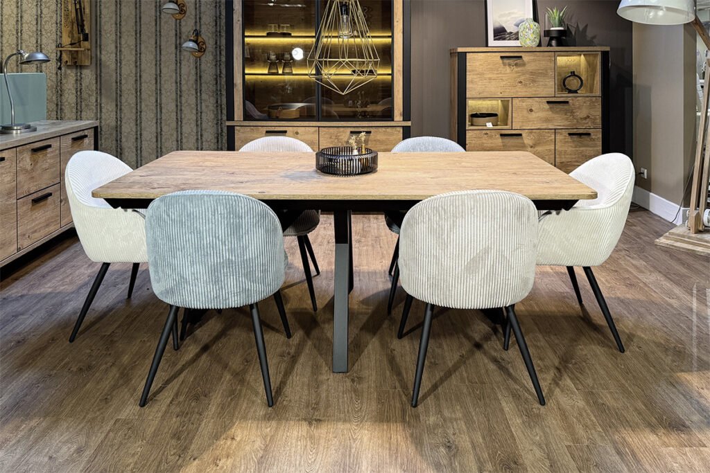 Essgruppe best. aus Esstisch und 6 Stühlen