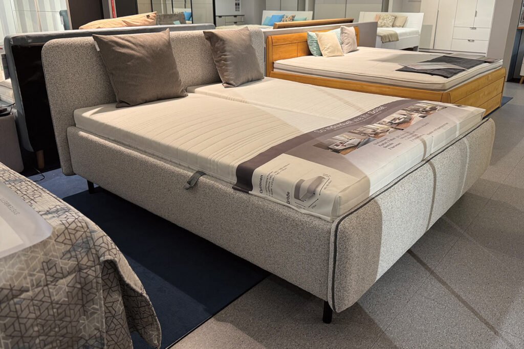 Polsterbett, Strukturstoff Hellgrau