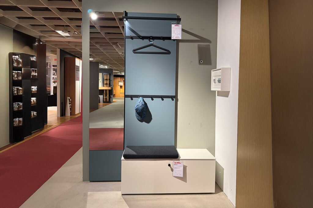 Garderobenkombination Melamin Weiß/Glattlack Taubenblau, bestehend aus Spiegel, Schuhschrank und Leisten.