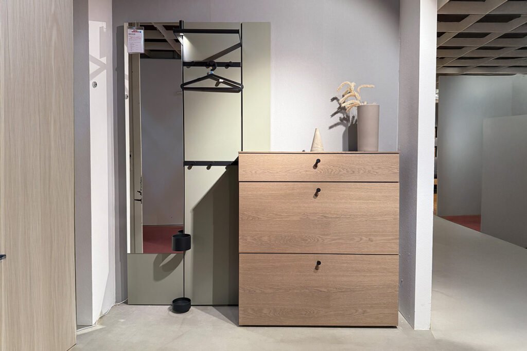 Garderobenkombination Eiche Sahara/Glattlack Salbei, bestehend aus Spiegel, Schuhschrank und Leisten.