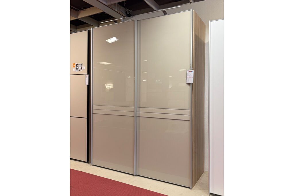 Schwebetürenschrank, Eiche/Glas Sand/Alu, mit Beleuchtung