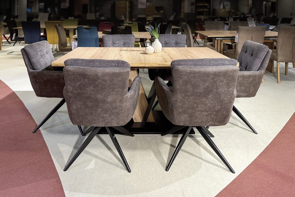 Essgruppe best. aus Esstisch und 6 Stühlen