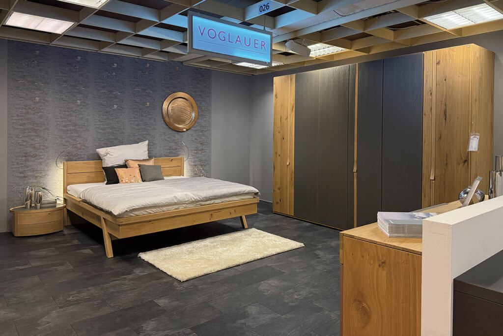 Schlafzimmer, Wildeiche massiv/Strukturglas Quarz/Rustiko, bestehend aus Drehtürenschrank, Bett, 2 Nachtkonsolen und Zubehör.