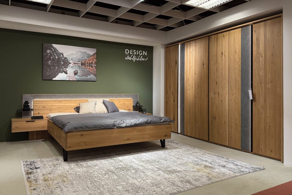 Schlafzimmer Wildeiche massiv/Erle massiv/Steinfurnier, bestehend aus Drehtürenschrank, Bett, 2 Nachtkonsolen und Zubehör.