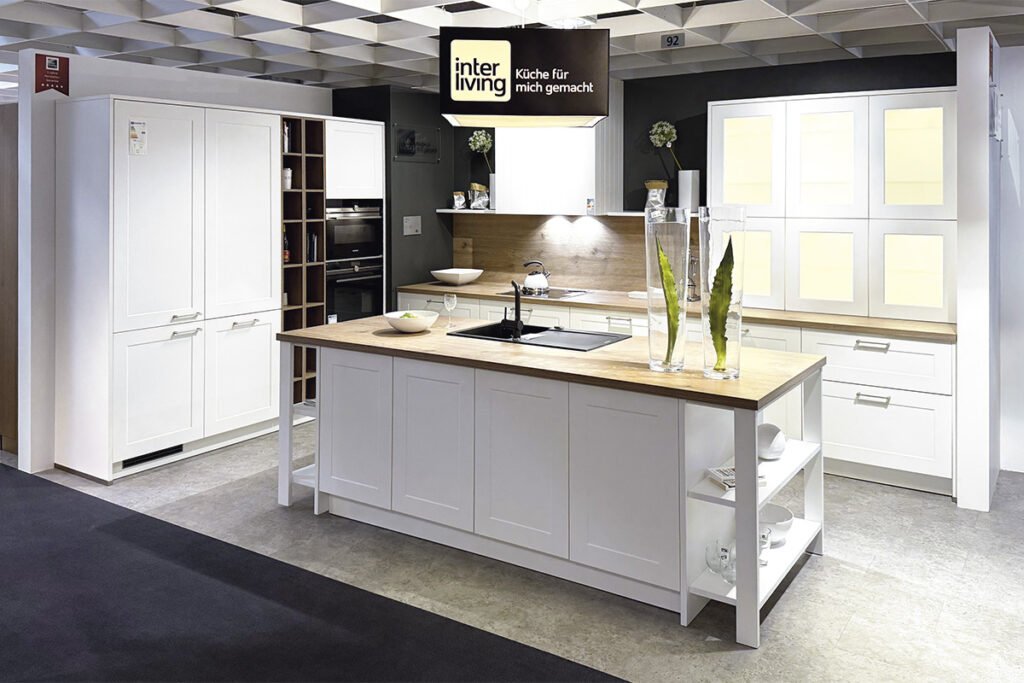 Küche mit Insel Weiß, Arbeitsplatte Wildeiche massiv, inklusive Elektrogeräte: Backofen, Luftbaustein, Mikrowelle, Kühlschrank