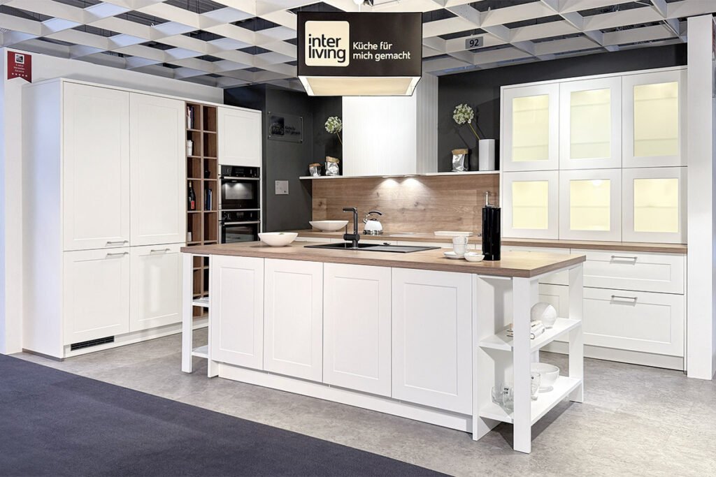 Weiß, Arbeitsplatte Wildeiche massiv, inklusive Elektrogeräte: Backofen, Luftbaustein, Mikrowelle, Kühlschrank