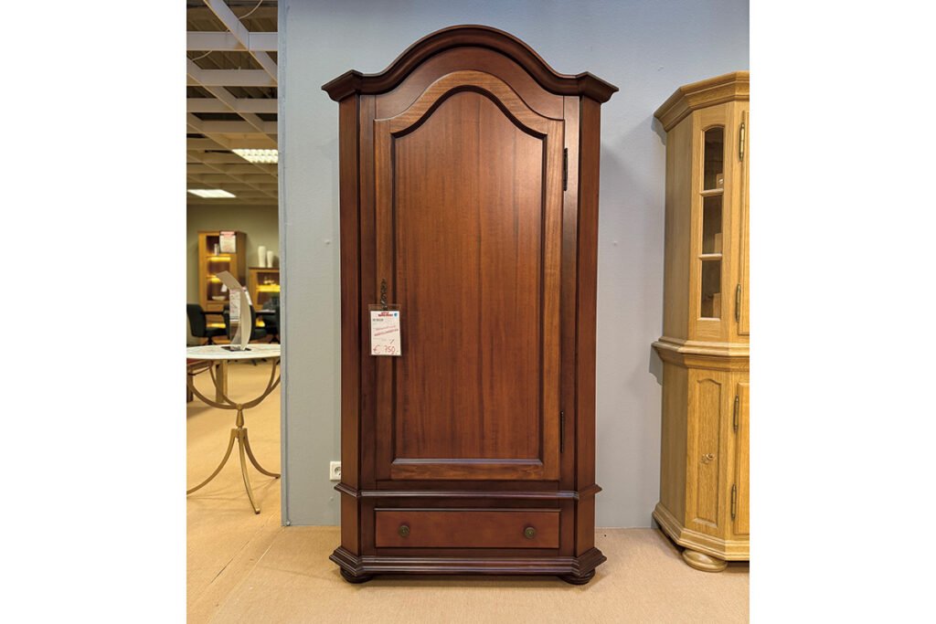 Barschrank Nussbaum mit einer großen Tür und einer Schublade