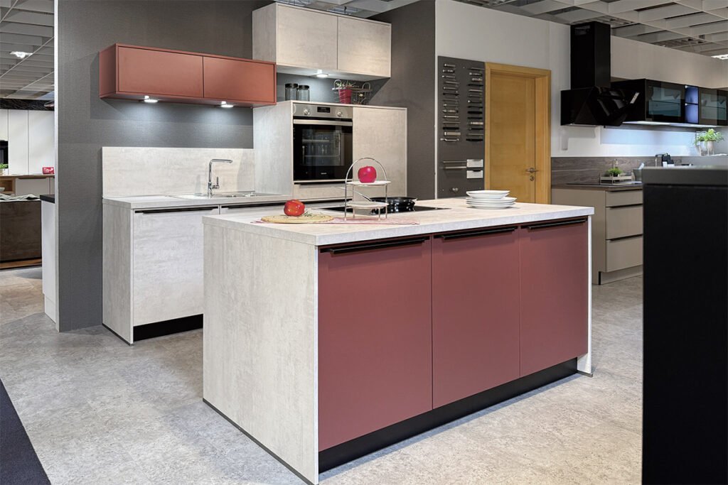 Beton Steinweiß, Kaminrot, inkl. Elektrogeräte: Induktionskochfeld, Backofen, Geschirrspüler, Kühl-/Gefrierkombi, Einbauspüle, Mischbatterie und Zubehör, ca. 245+183 cm.