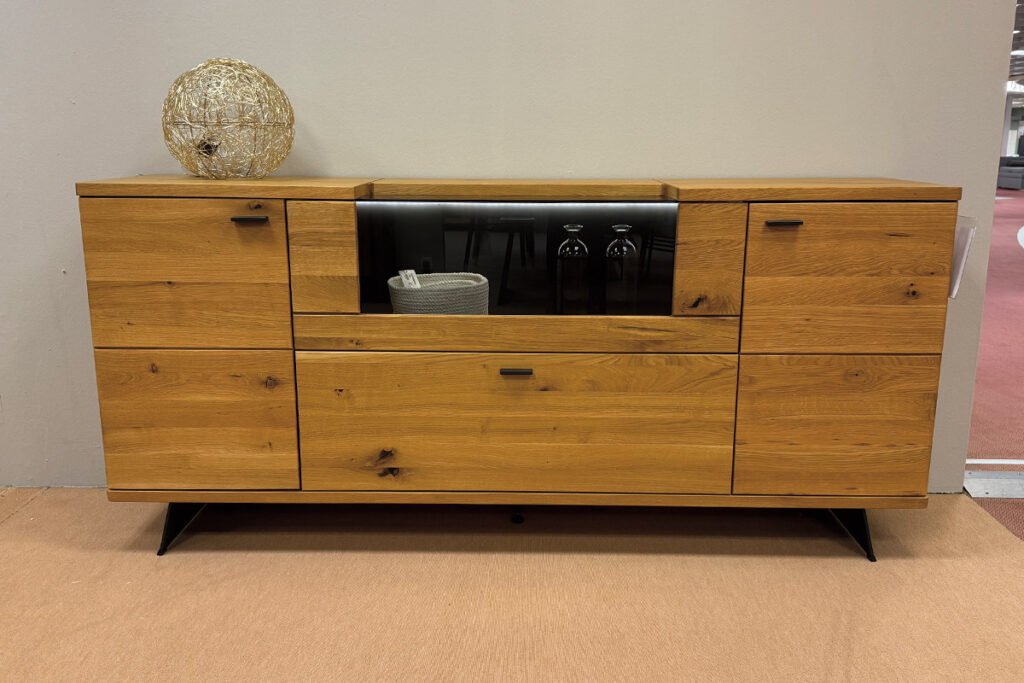 Sideboard Wildeiche massiv furniert/Metall Schwarzgrau mit gläsernem Fach in der Mitte und Beleuchtung